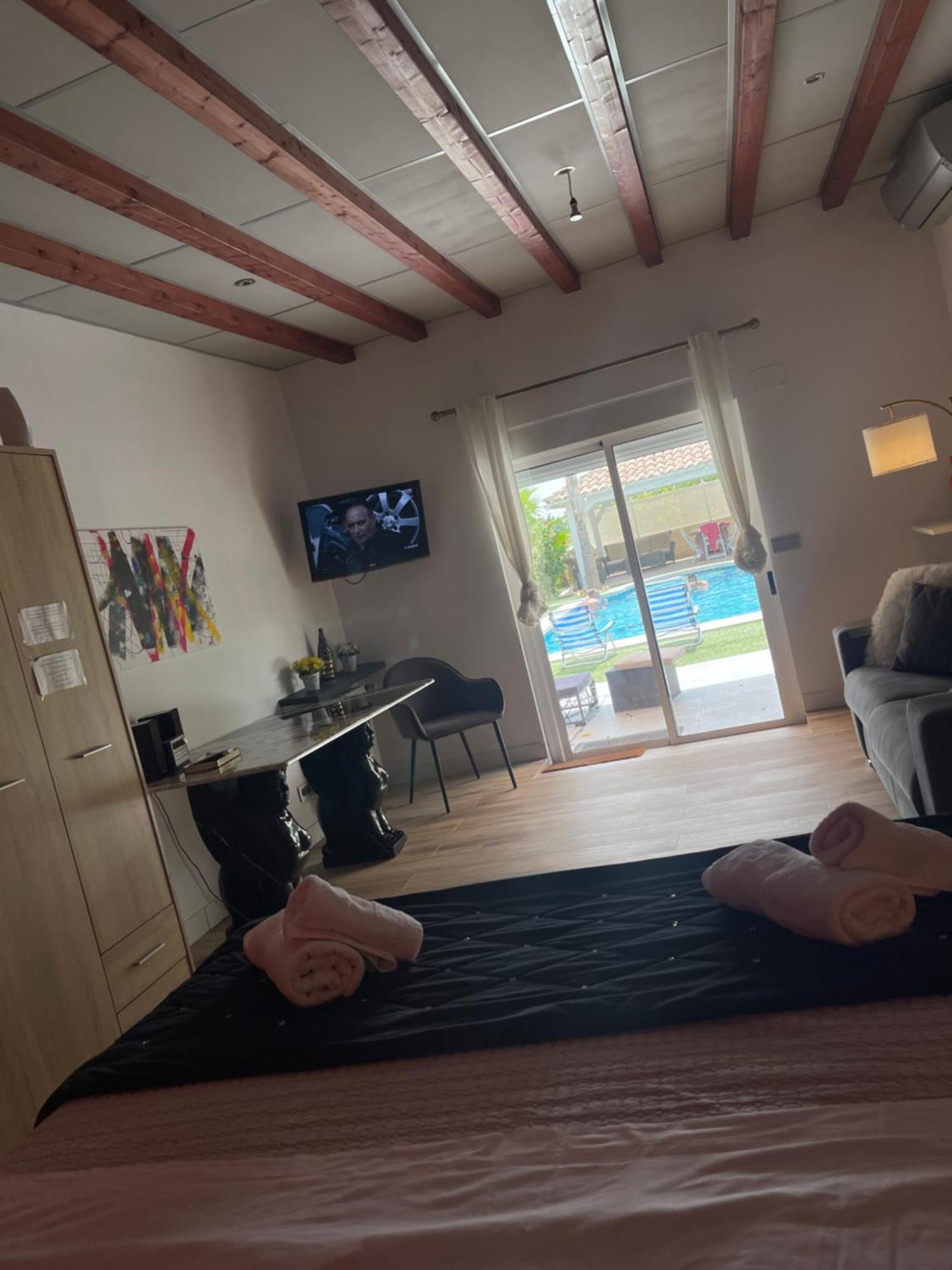 Suite Privada Frente A La Piscina Para 2 Personas Con Sofa Cama Para 2 Mas 4P No Es Casa Completa San Vicente Raspeig Exterior foto