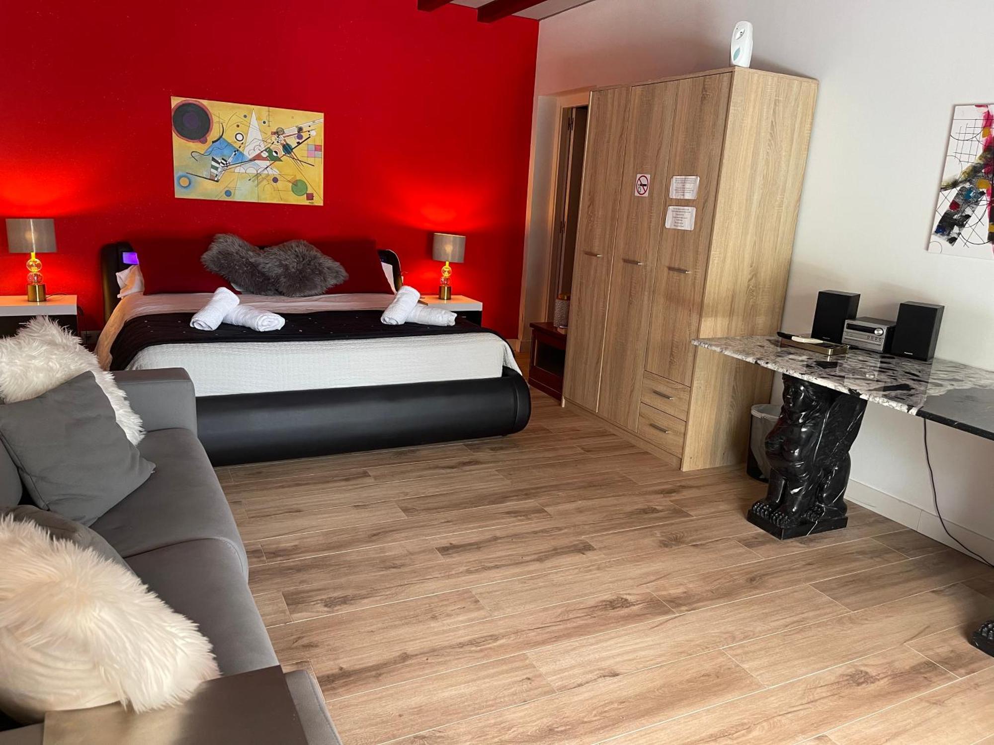 Suite Privada Frente A La Piscina Para 2 Personas Con Sofa Cama Para 2 Mas 4P No Es Casa Completa San Vicente Raspeig Exterior foto