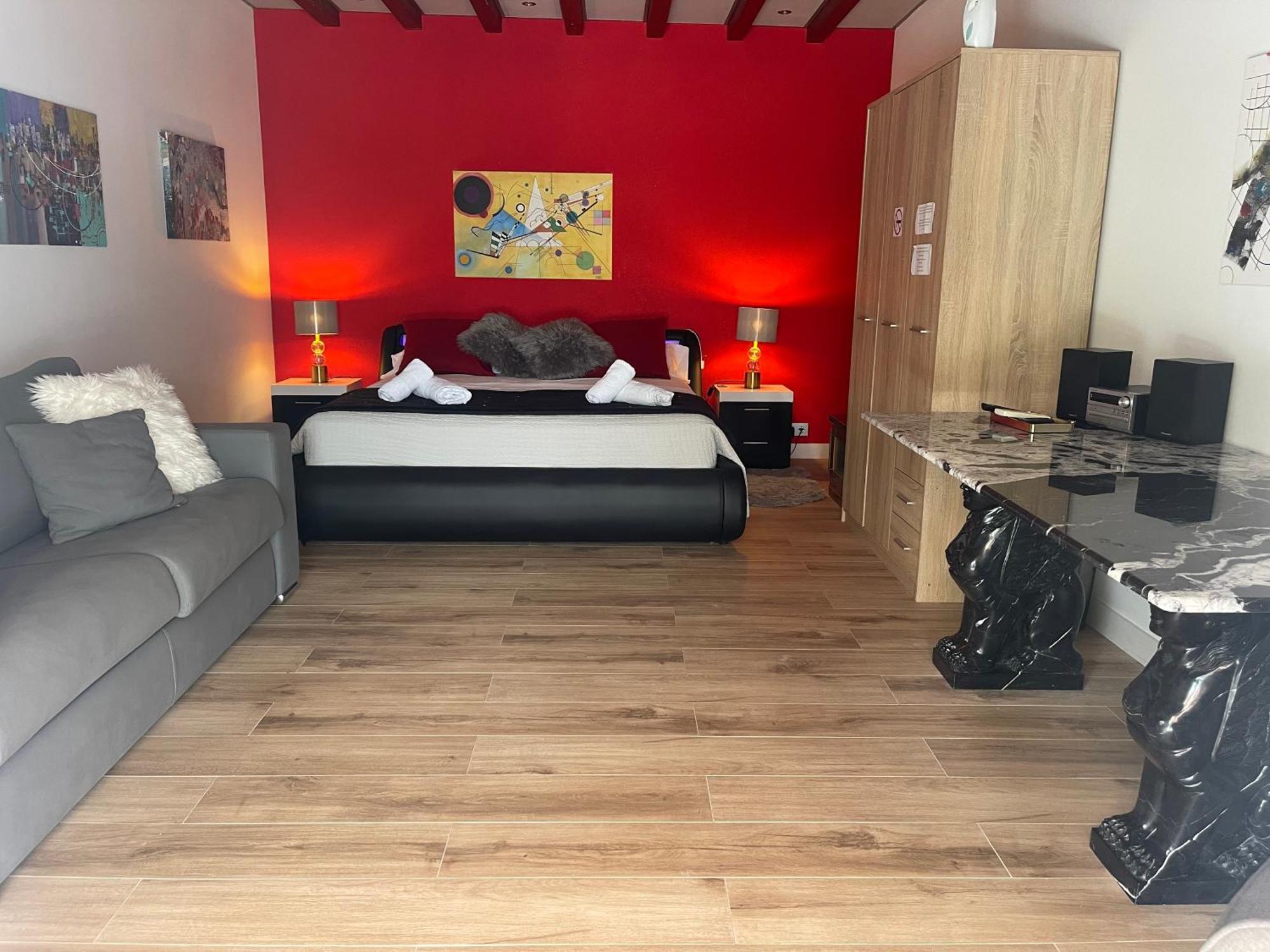 Suite Privada Frente A La Piscina Para 2 Personas Con Sofa Cama Para 2 Mas 4P No Es Casa Completa San Vicente Raspeig Exterior foto